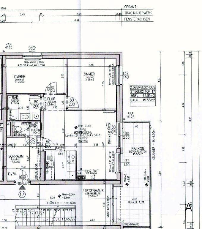 Detaillierter Grundriss des 2. Obergeschosses mit Zimmeraufteilung und Balkon.