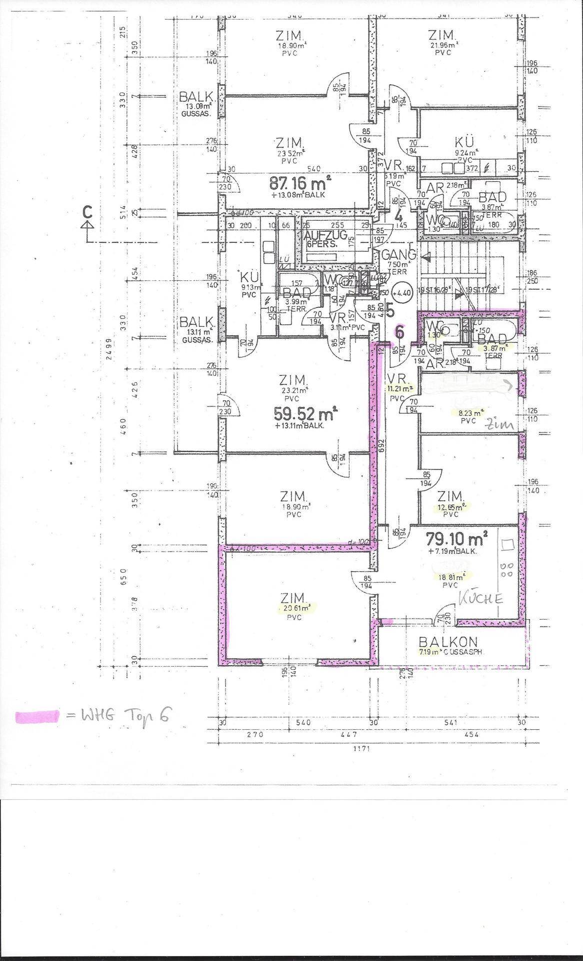 Detaillierter Grundriss der Wohnung Top 6 mit Wohnzimmer, zwei Schlafzimmern, Küche, Bad, separatem WC und Balkon.