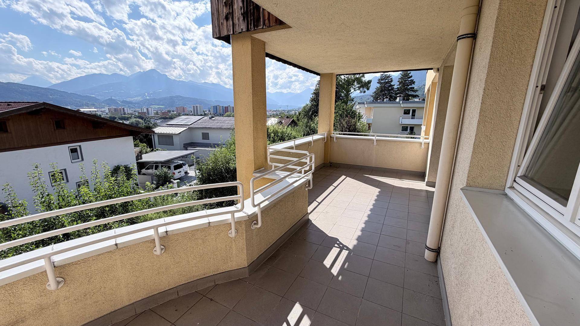 Geräumiger Balkon mit Panoramablick auf die Berge und die umliegende Wohngegend.
