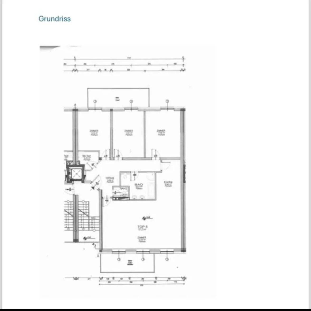 Grundrissplan einer Wohnung mit mehreren Zimmern, Bad, WC und Balkon.