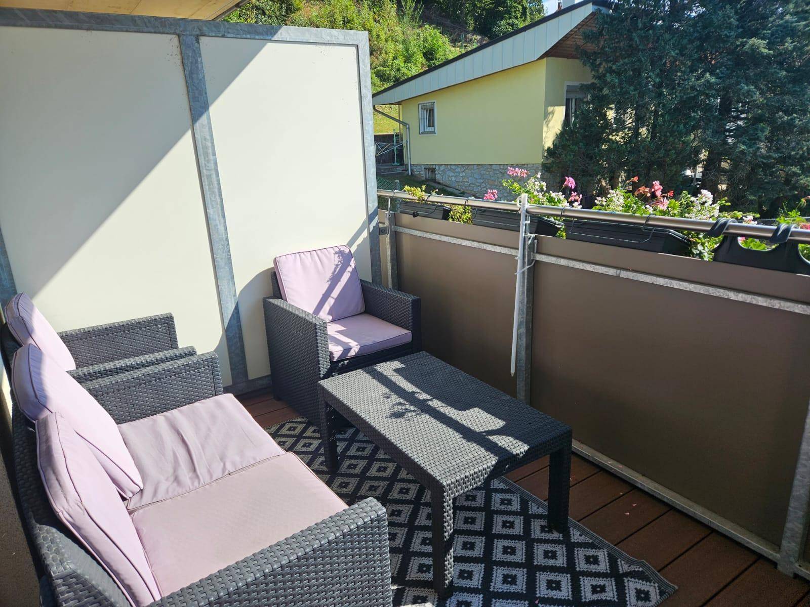 Gemütlicher Balkon mit bequemen Sitzmöbeln und einem schönen Blick auf die Umgebung.