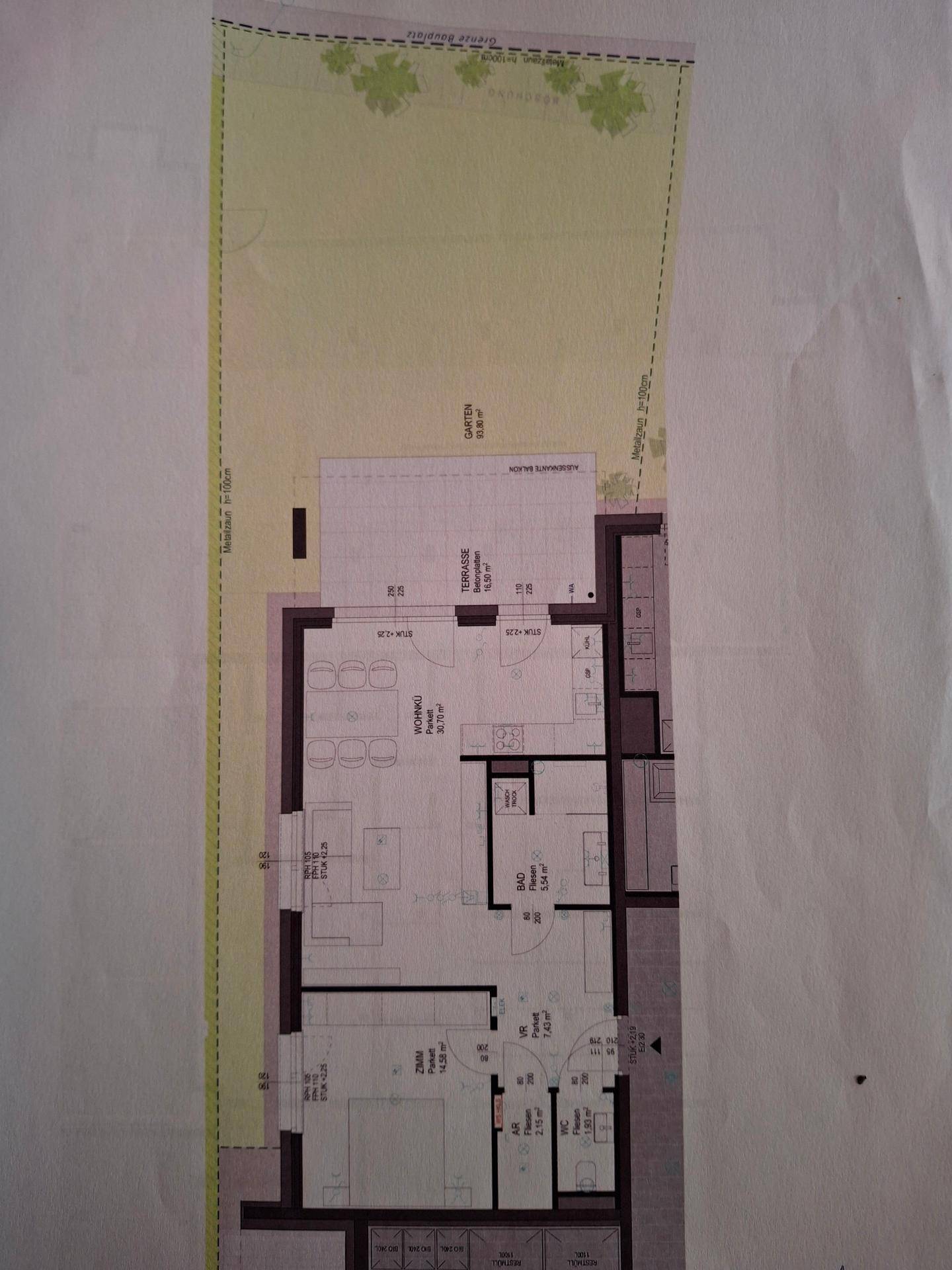 Grundriss mit Terrasse, Garten und offenem Wohnbereich.