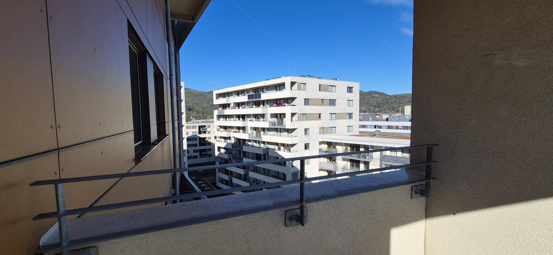 Balkon mit Blick auf moderne Wohngebäude und die umliegende Stadtlandschaft.