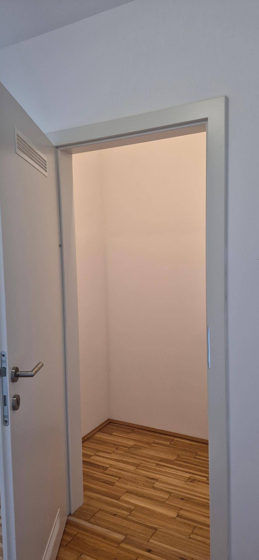 Praktischer Abstellraum mit Holzboden, ideal für zusätzlichen Stauraum.
