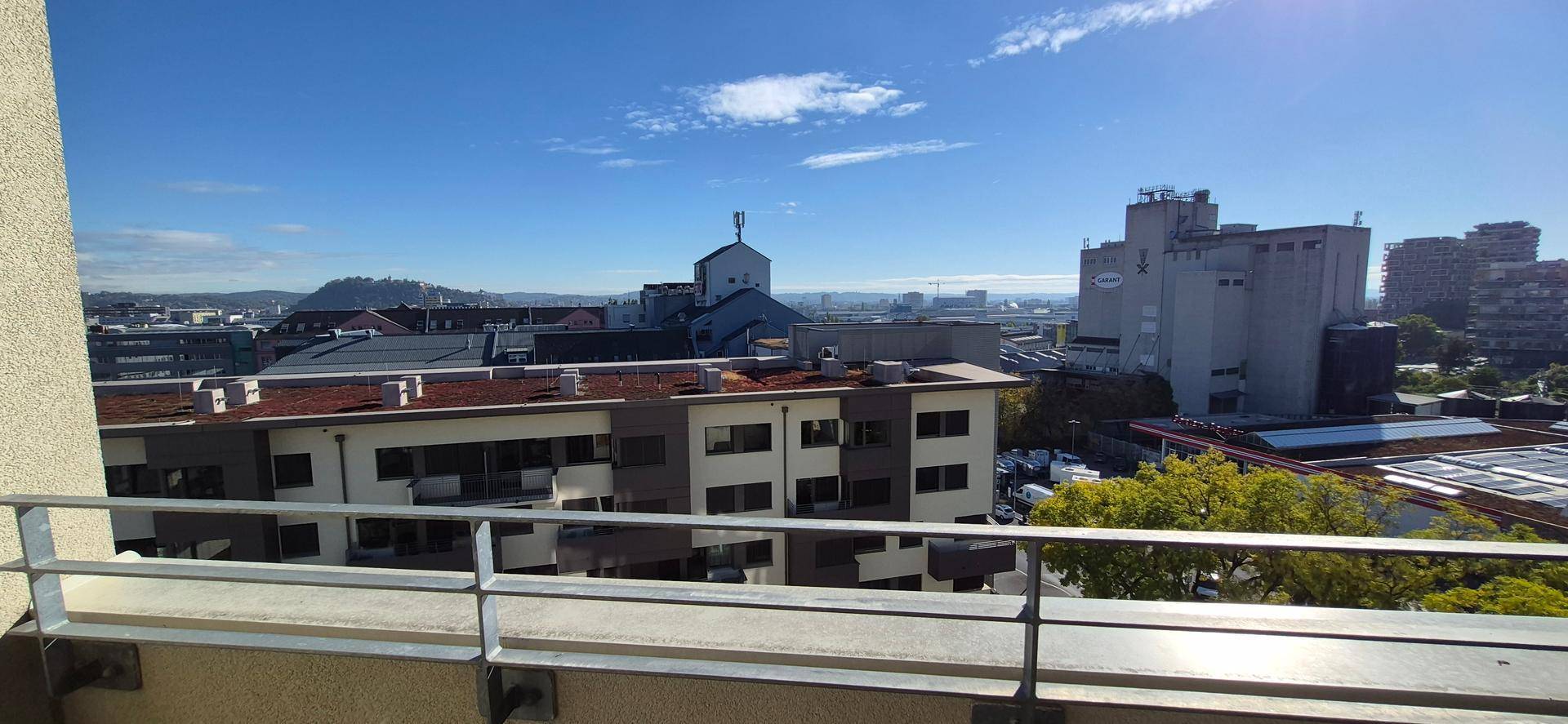 Balkon mit weitem Panoramablick über die Stadt und die hügelige Landschaft.