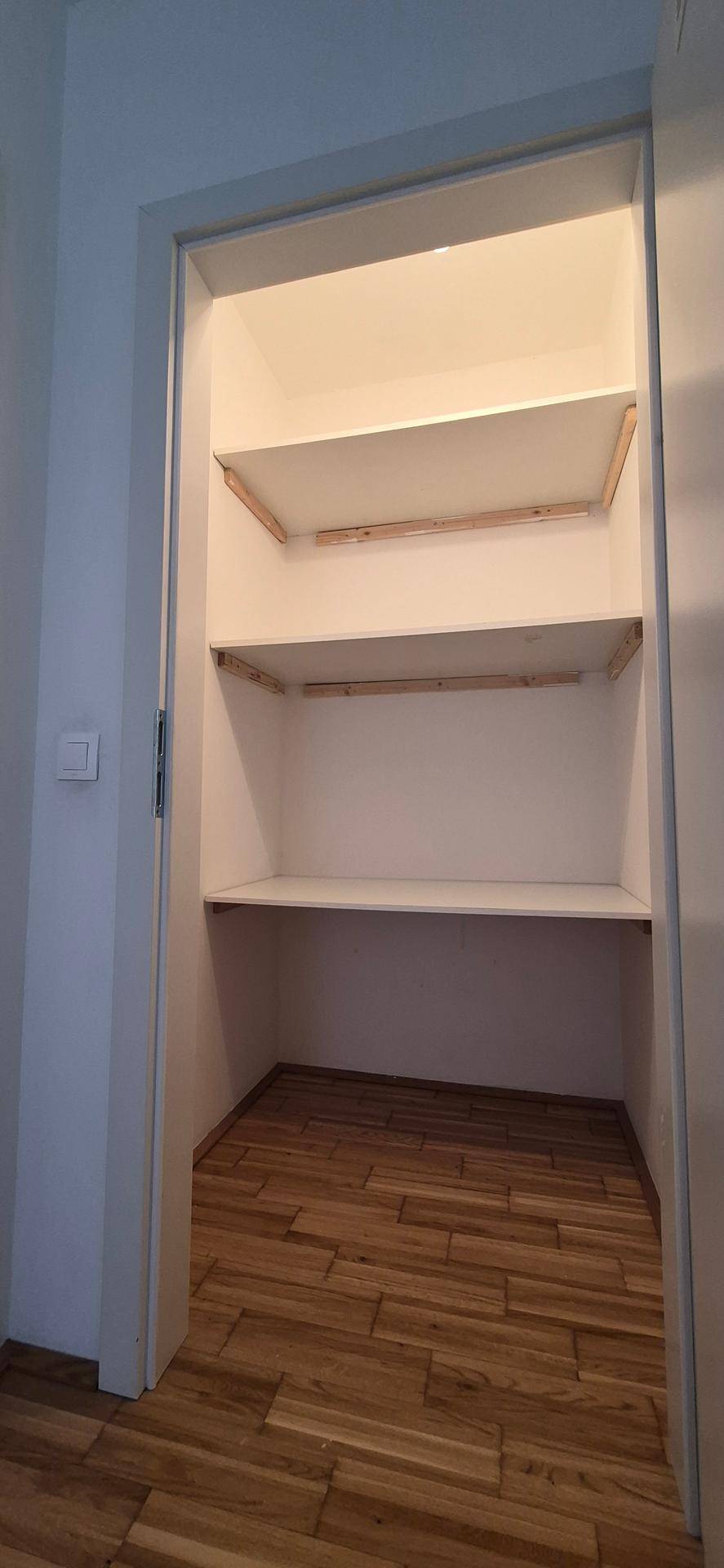 Praktischer Abstellraum mit Regalen für zusätzlichen Stauraum und Organisation.