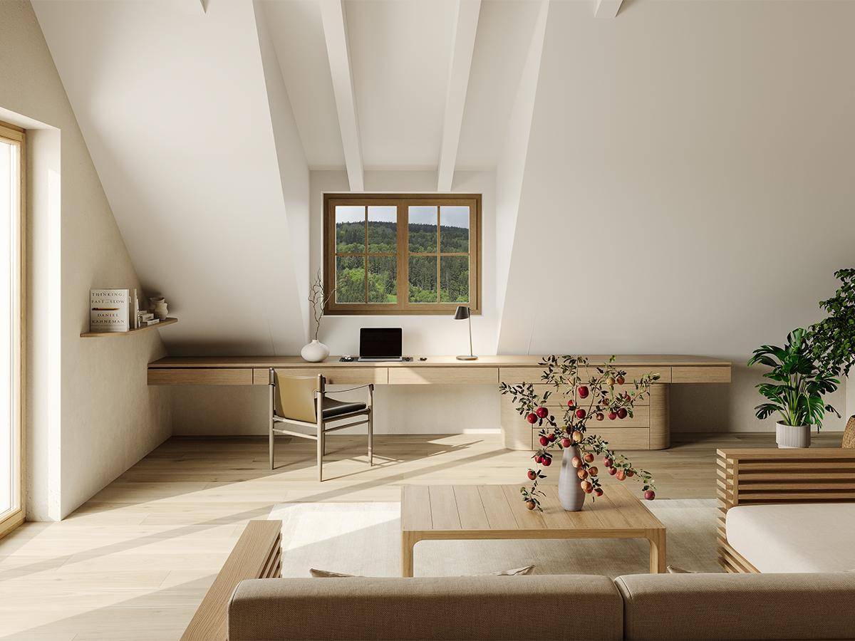 Helles Dachgeschoss-Wohnzimmer mit Holzboden, schrägen Decken, sichtbaren Balken und einem Arbeitsbereich mit Waldblick.