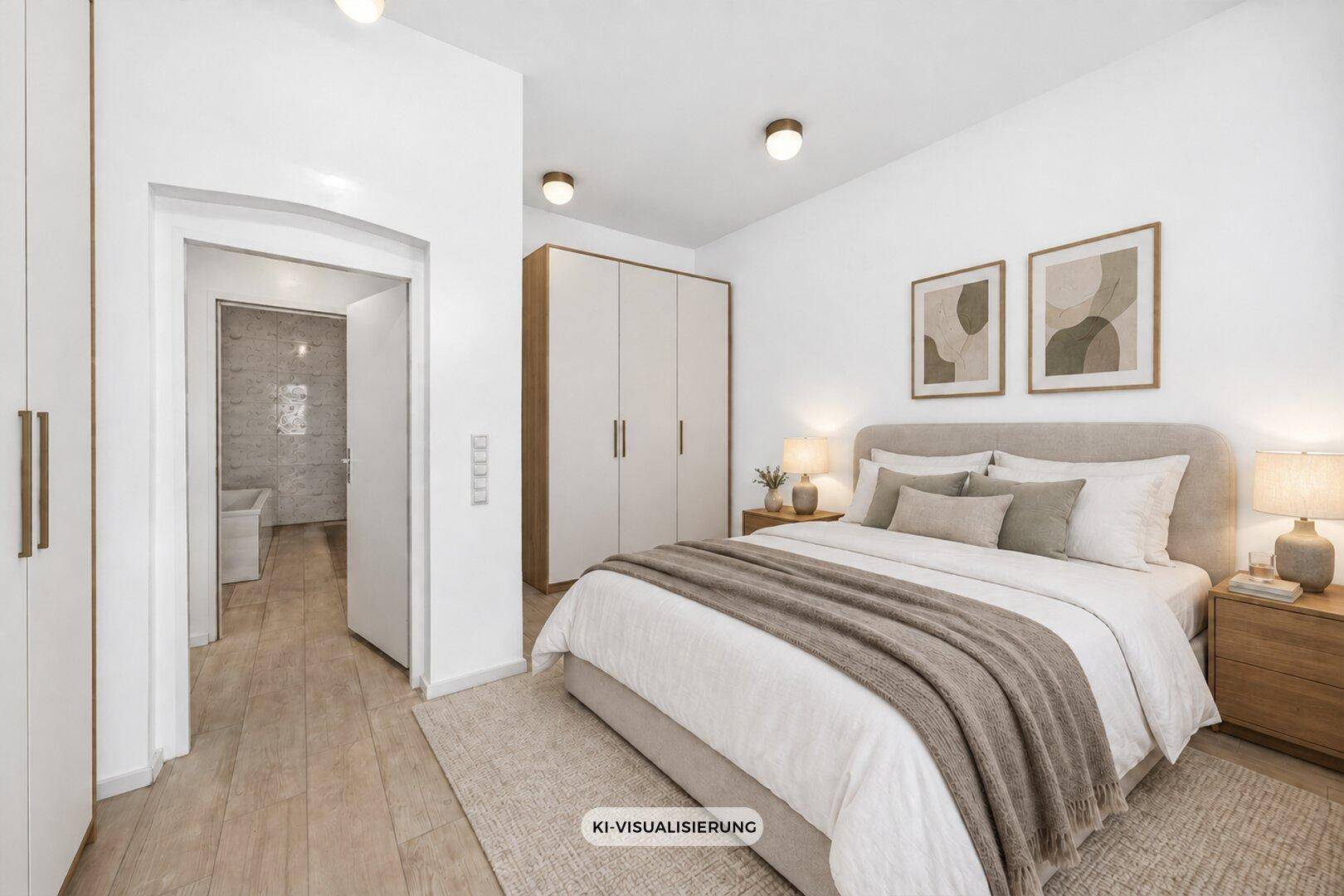 Modernes Schlafzimmer mit Doppelbett, Einbauschränken und Zugang zum Badezimmer.