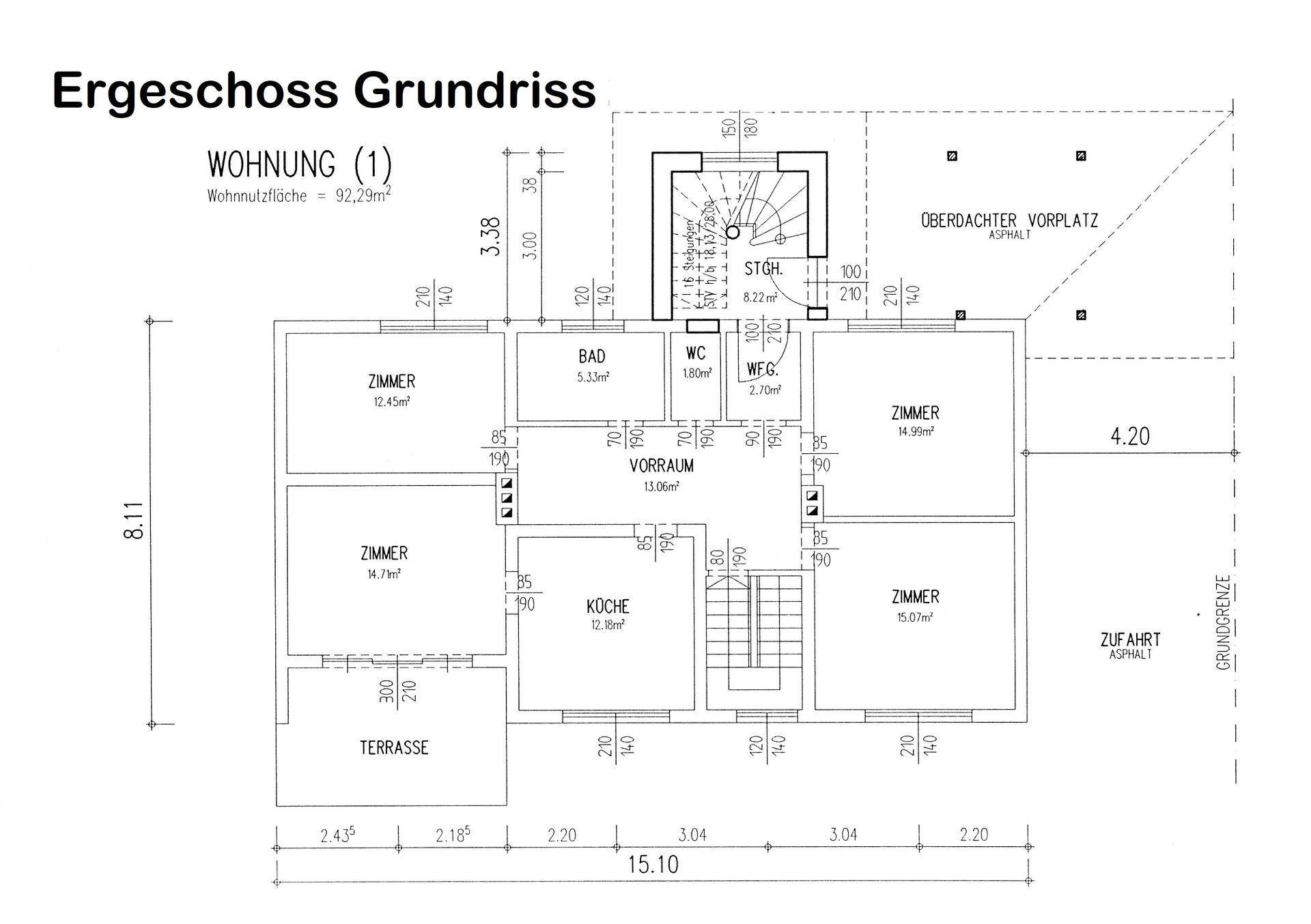 Grundriss des Erdgeschosses mit mehreren Zimmern, Bad, WC, Küche und einer Terrasse.