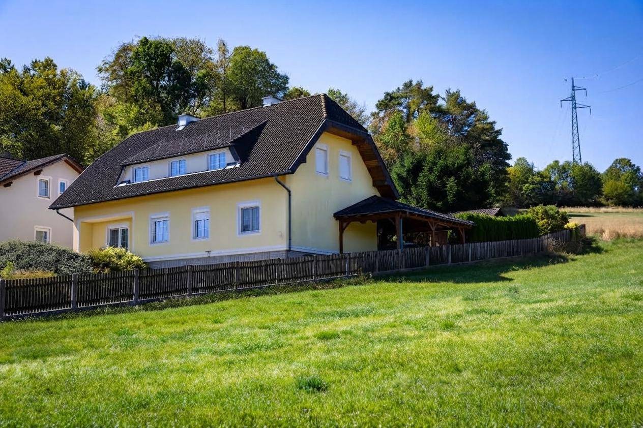Freistehendes Haus in idyllischer ländlicher Lage mit weitem Blick über grüne Felder.