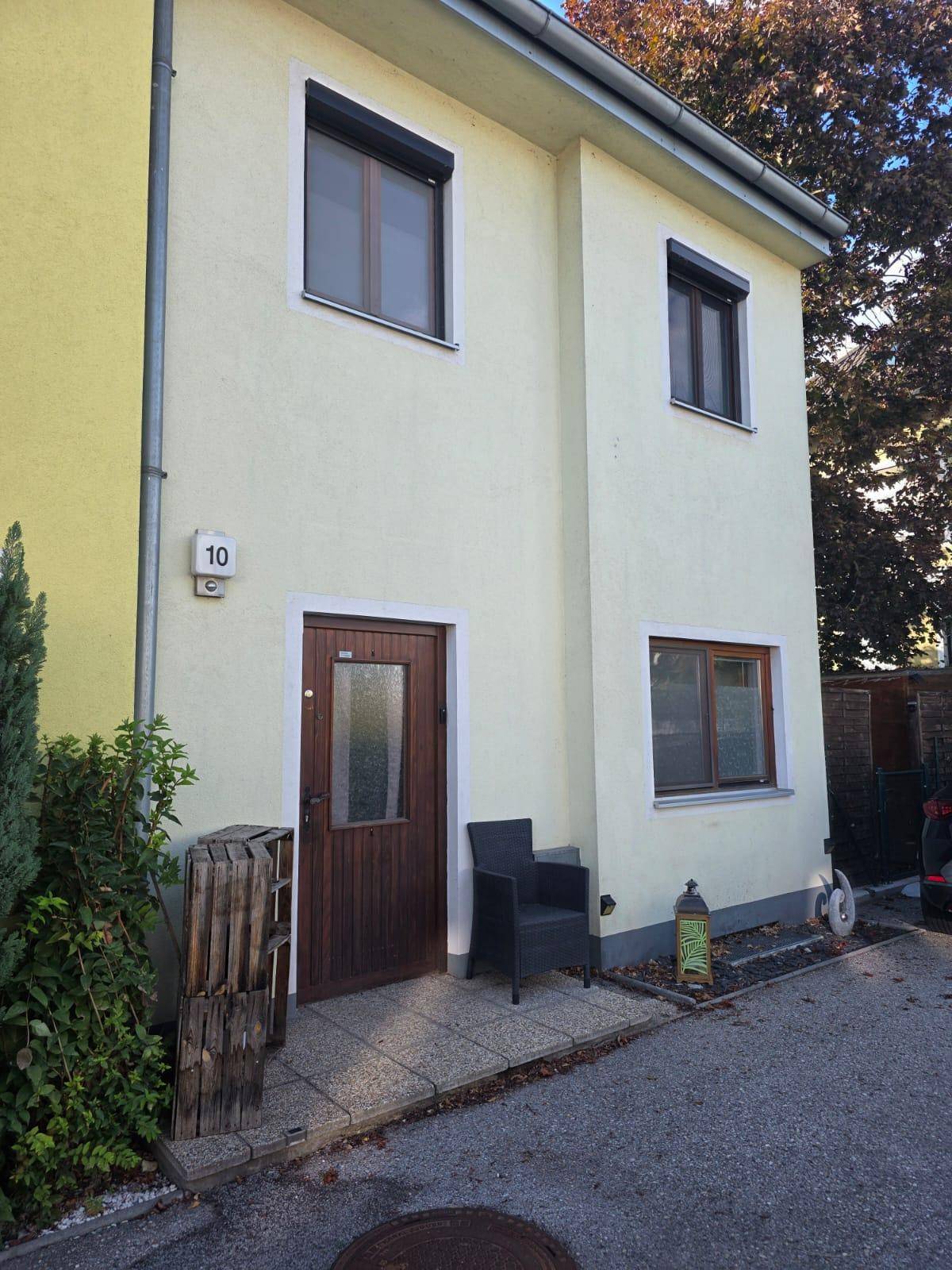 Vorderansicht des Reihenhauses mit Eingangstür, Fenster und der Hausnummer 10.