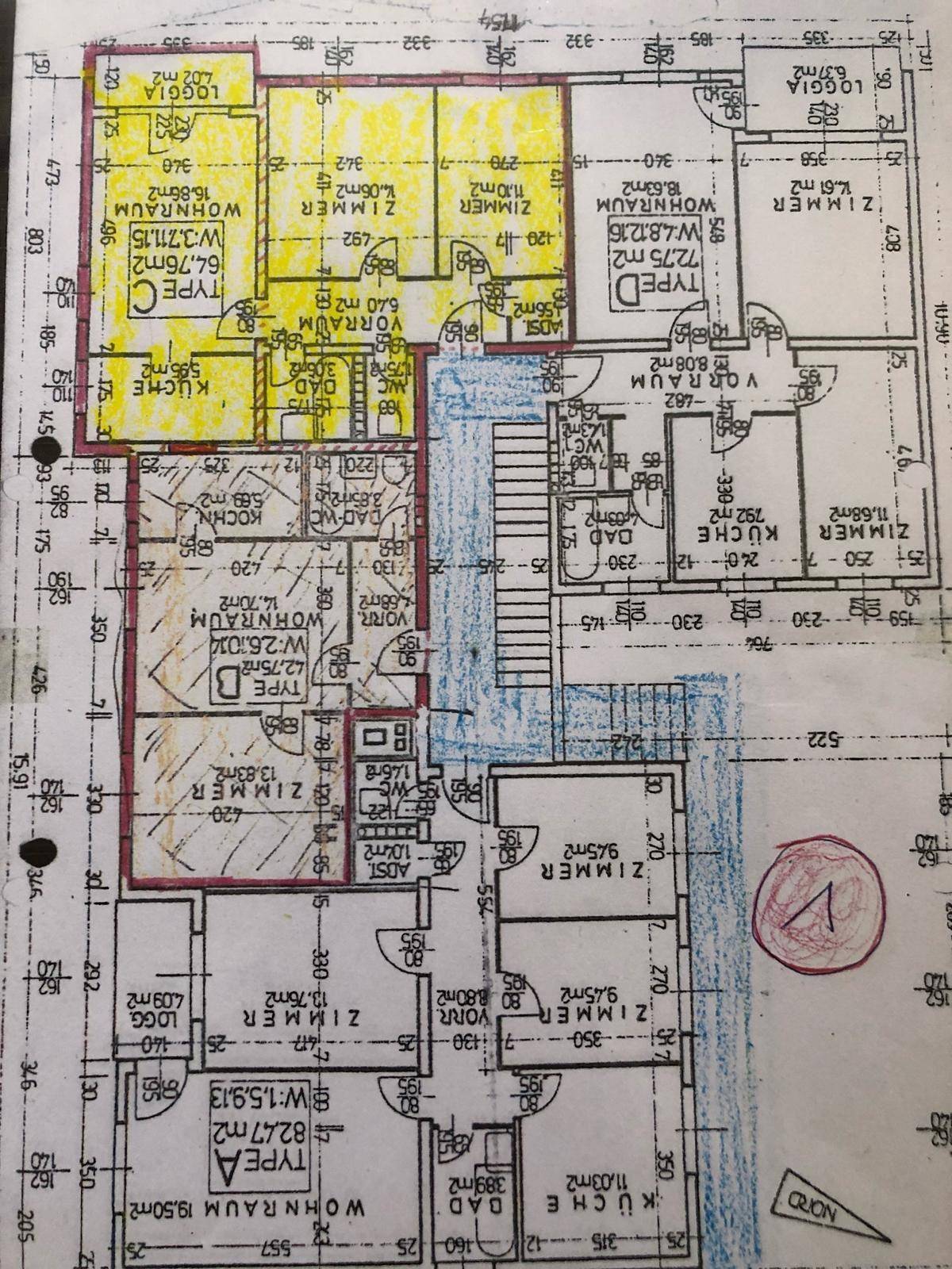 Grundrissplan mit farbigen Markierungen zeigt die Aufteilung mehrerer Wohneinheiten und Zimmer.
