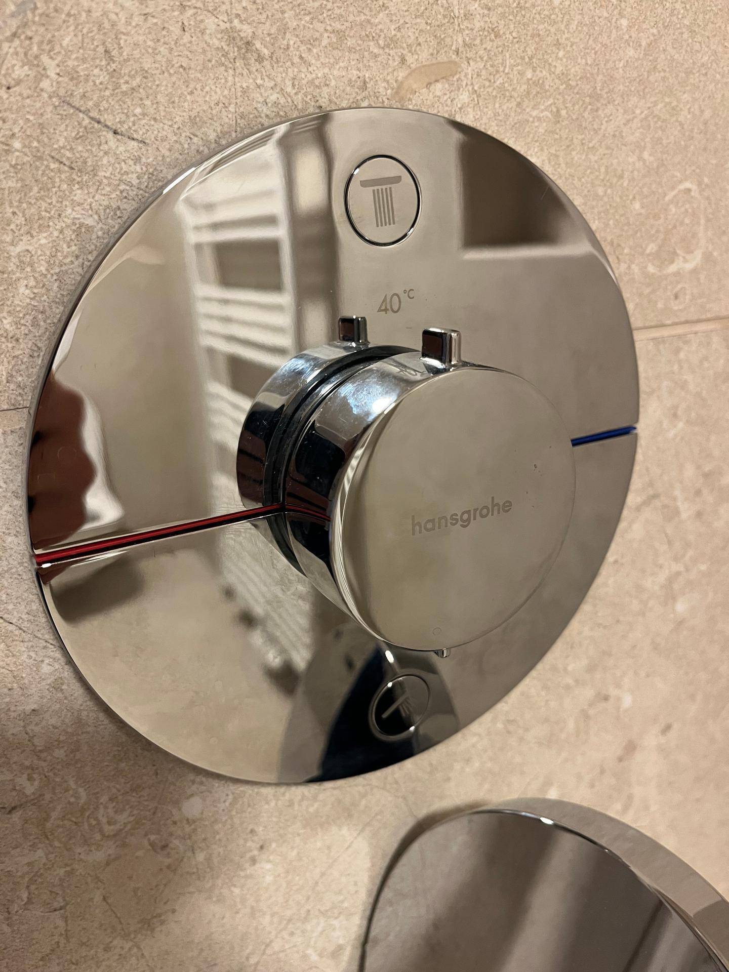 Hansgrohe Thermostatmischer für die Dusche, ein Zeichen für Qualität und modernes Design.