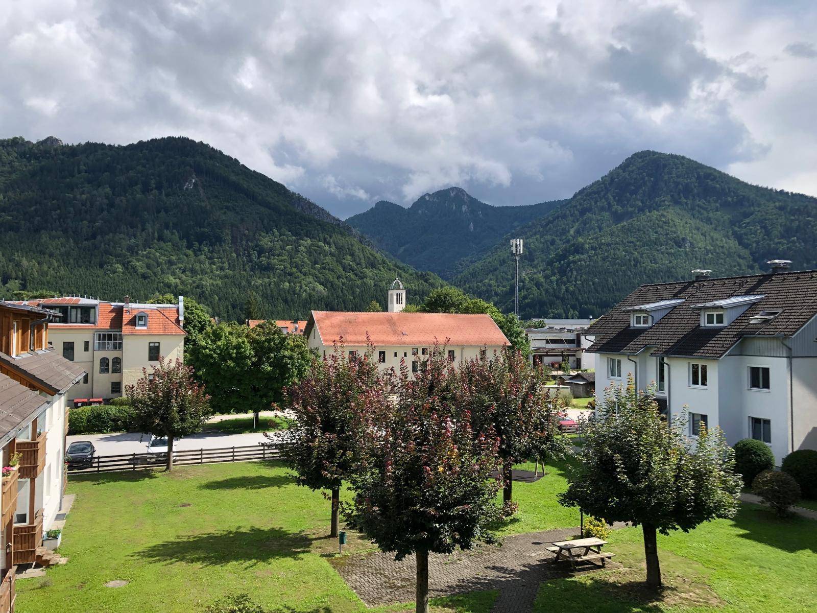 Malerischer Blick auf die umliegende Berglandschaft und grüne Umgebung.
