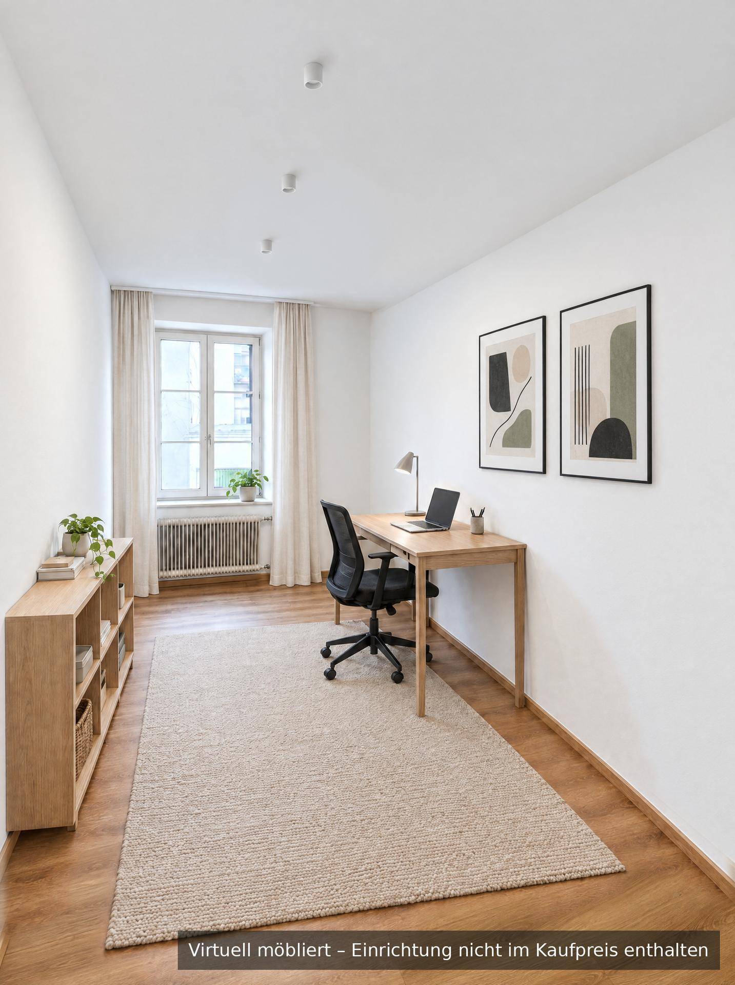 Virtuell möbliertes Arbeitszimmer mit Schreibtisch, Bürostuhl und Bücherregal, hell und funktional.