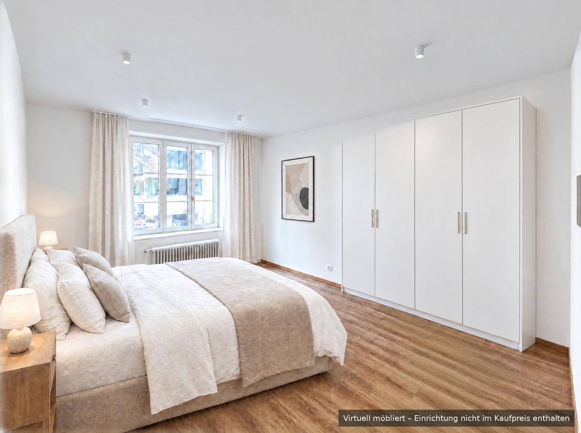 Virtuell möbliertes Schlafzimmer mit großem Bett, Einbauschränken und hellem Laminatboden.