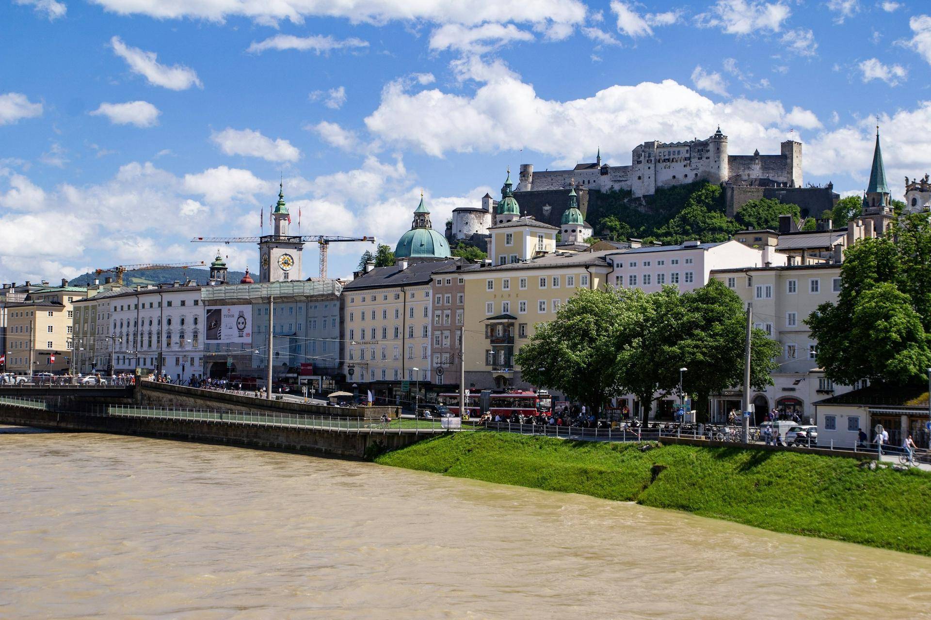 Panoramablick auf die Stadt Salzburg mit der Festung Hohensalzburg und dem Fluss Salzach.