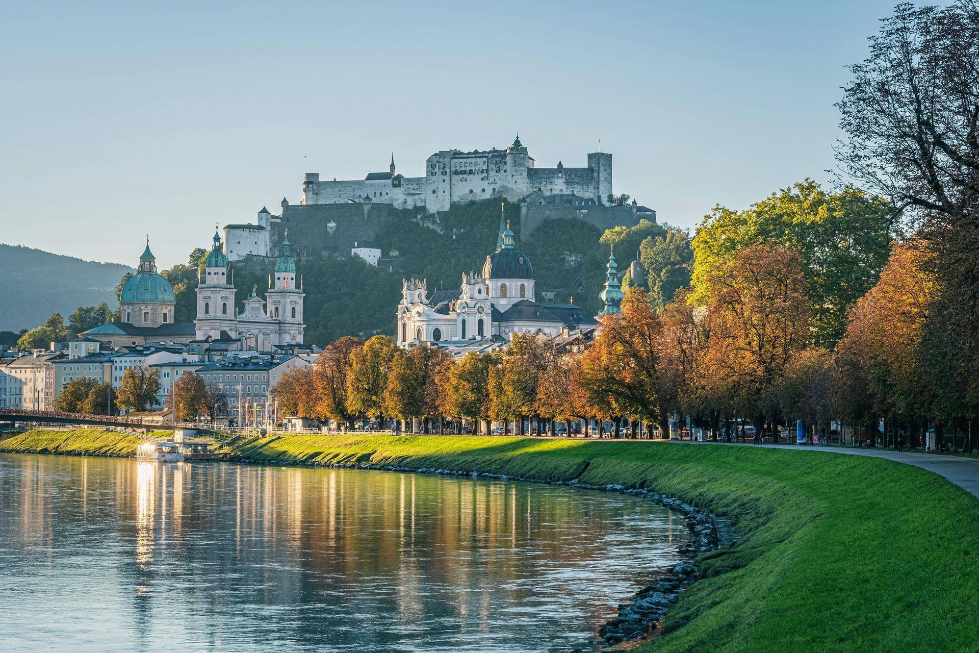 Malerischer Blick auf die Stadt Salzburg mit der Festung Hohensalzburg und dem Fluss Salzach.