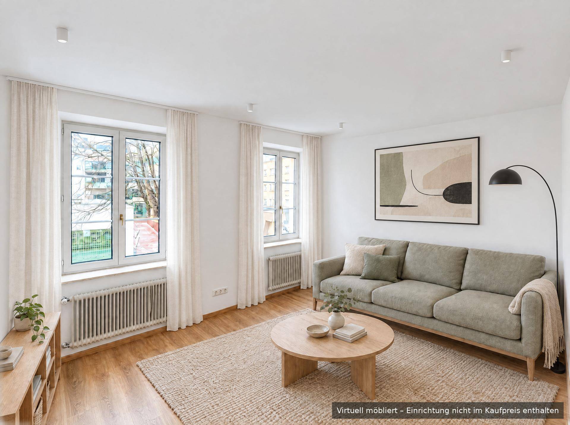 Virtuell möbliertes Wohnzimmer mit hellem Laminatboden, bequemer Couch und moderner Dekoration.