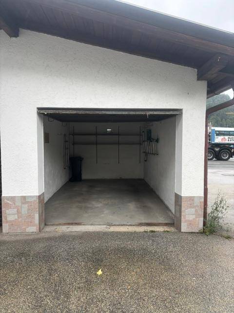 Leere Garage mit Betonboden und einfacher Ausstattung, bereit zur Nutzung.