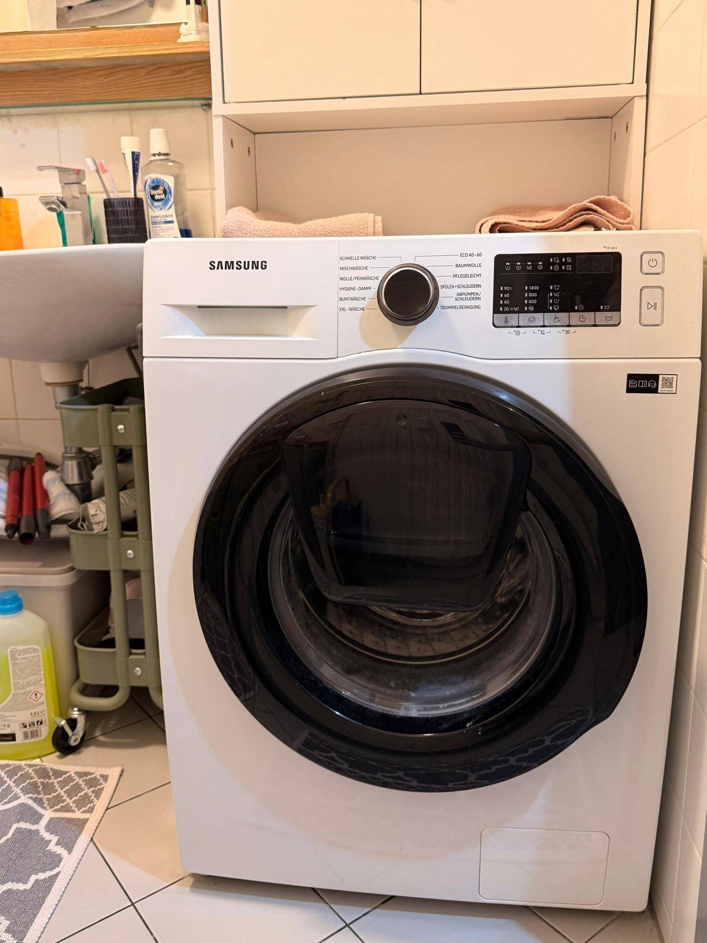 Moderne Samsung Waschmaschine im Badezimmer, praktisch und platzsparend integriert.