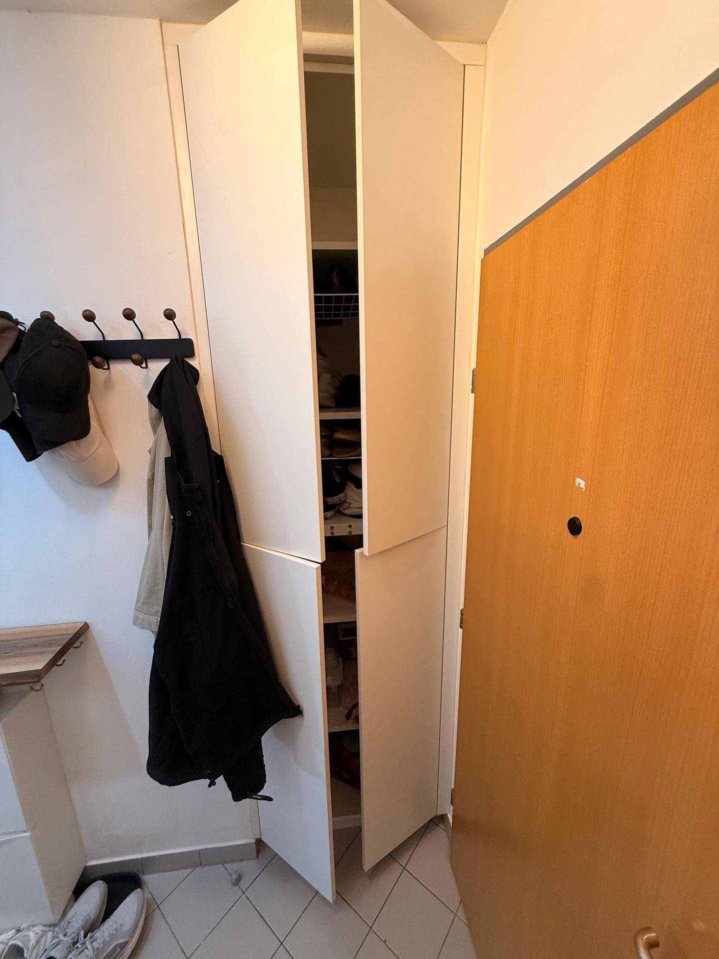 Flur mit praktischem Einbauschrank und Garderobe, bietet viel Stauraum im Eingangsbereich.