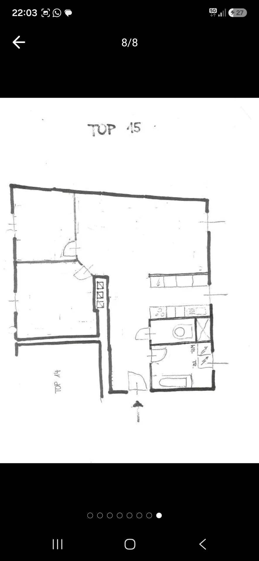 Handgezeichneter Grundriss einer Wohnung mit mehreren Räumen und Bad.