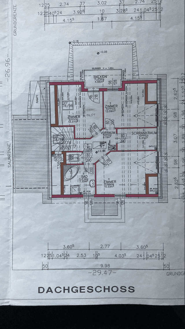 Grundriss des Dachgeschosses mit Schlafzimmern, Bad und Zugang zu einem Balkon.
