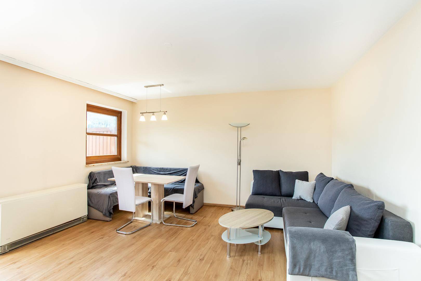 Gemütlicher Wohnbereich mit Ecksofa und Essplatz, ideal für entspannte Stunden.
