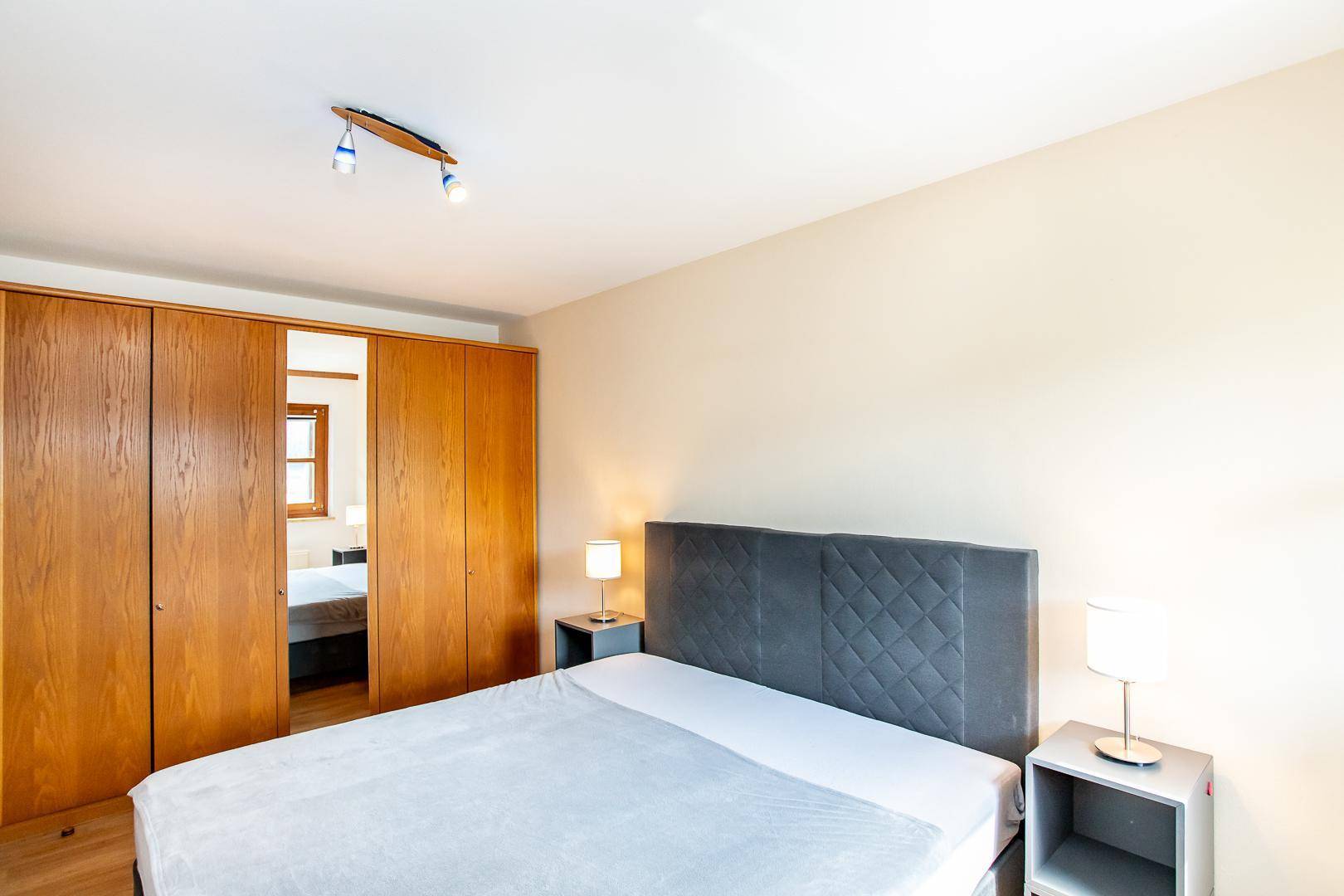 Komfortables Schlafzimmer mit großem Einbauschrank und gemütlicher Atmosphäre.