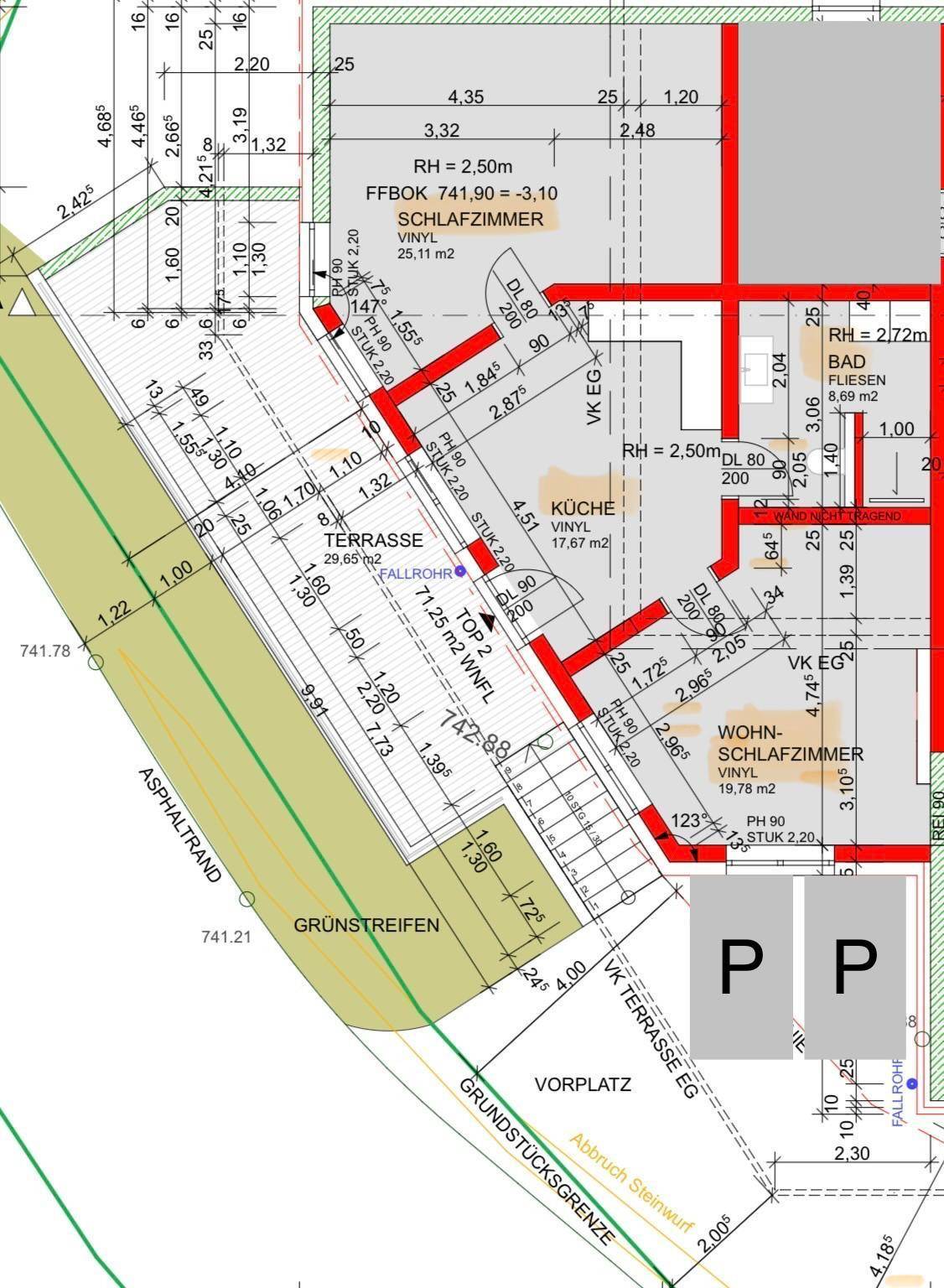 Detaillierter Grundriss mit Raumaufteilung, Terrasse und Parkplätzen.