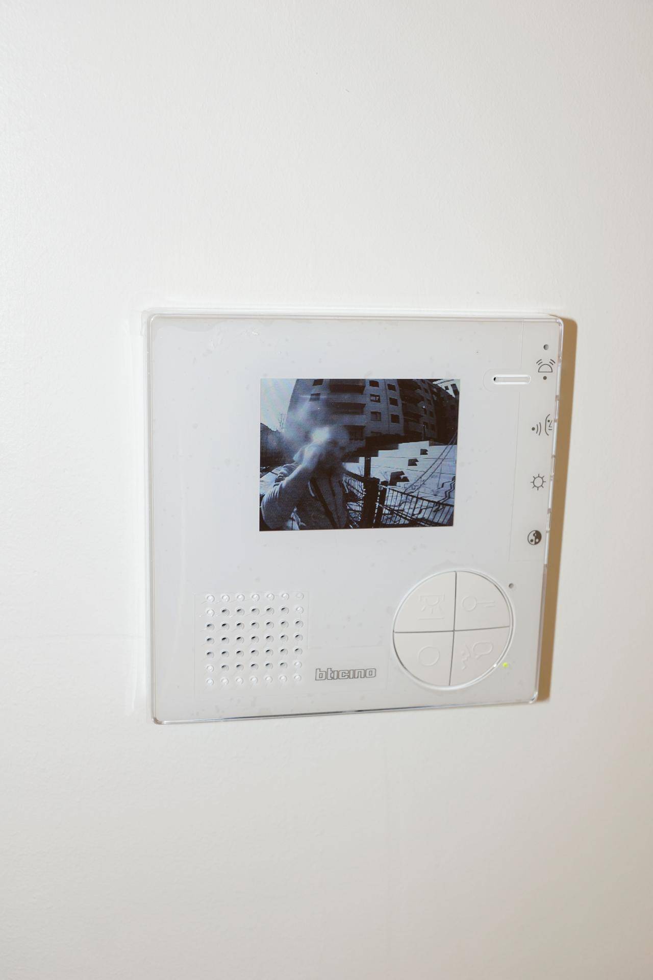 Modernes Video-Gegensprechanlage-System an der Wand, bietet Sicherheit und Komfort.
