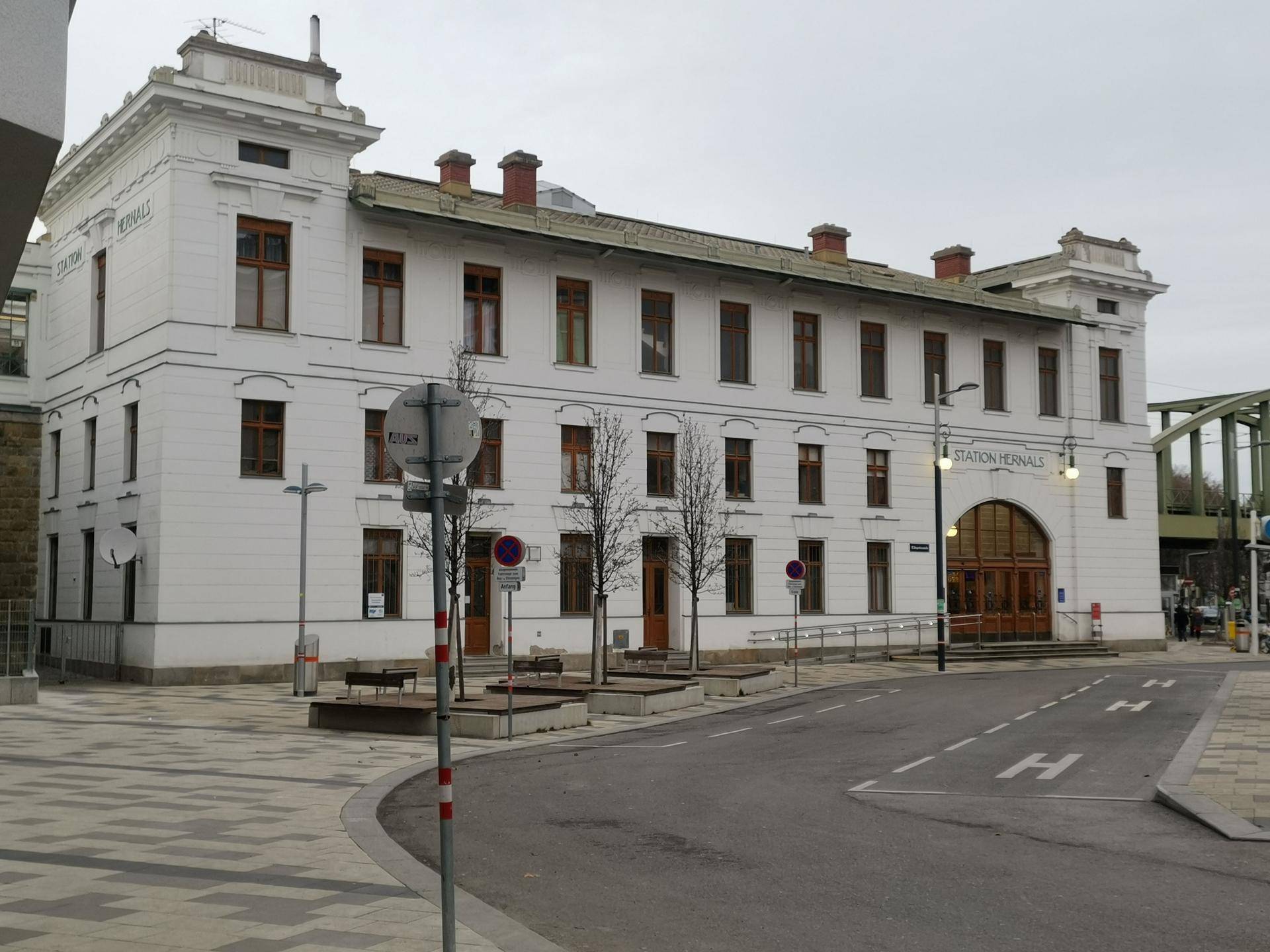 Historisches Gebäude der Station Hernals mit klassischer Architektur und detaillierter Fassade.
