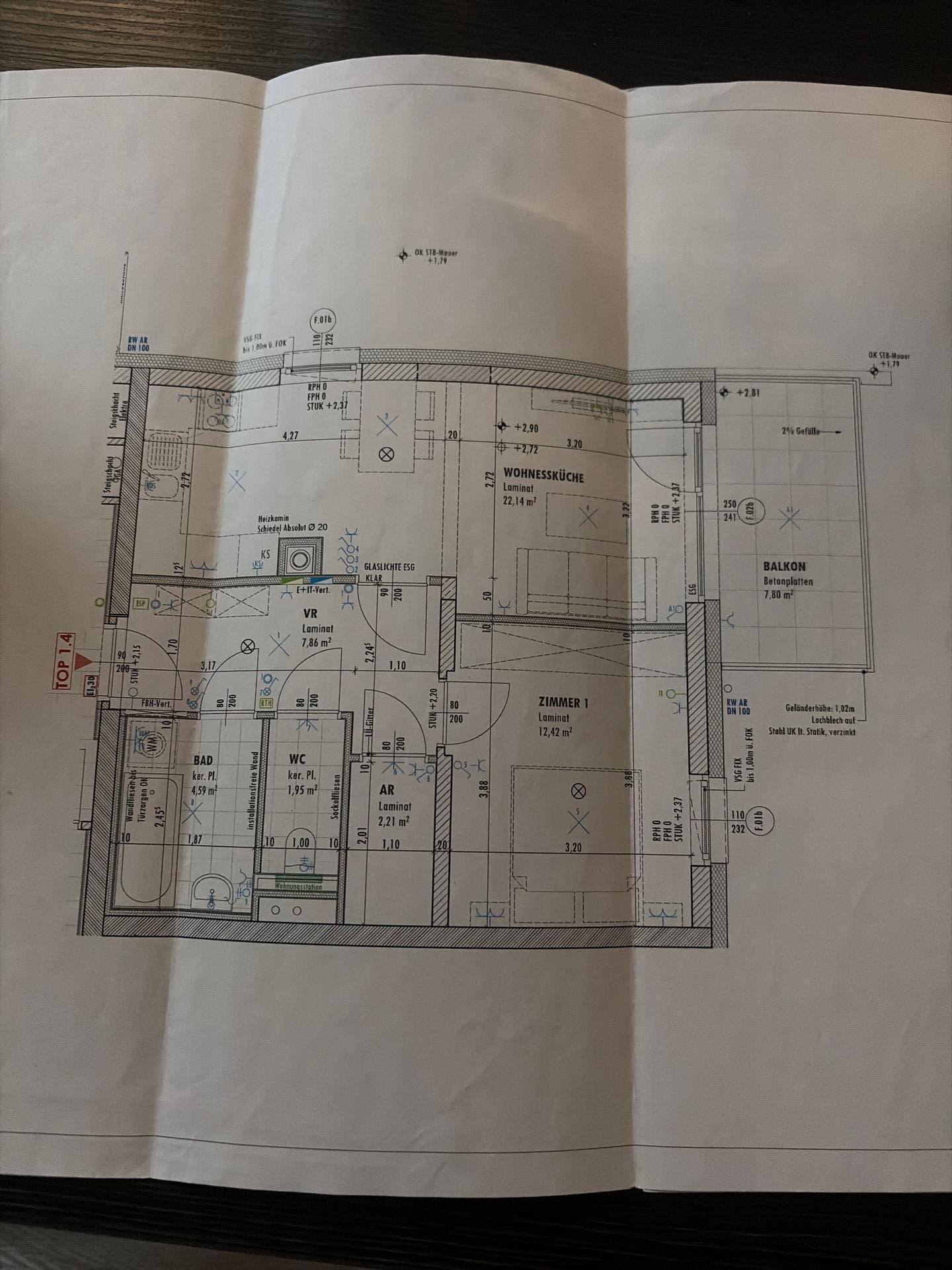 Detaillierter Grundriss einer Wohnung mit Wohnküche, Schlafzimmer und Balkon.