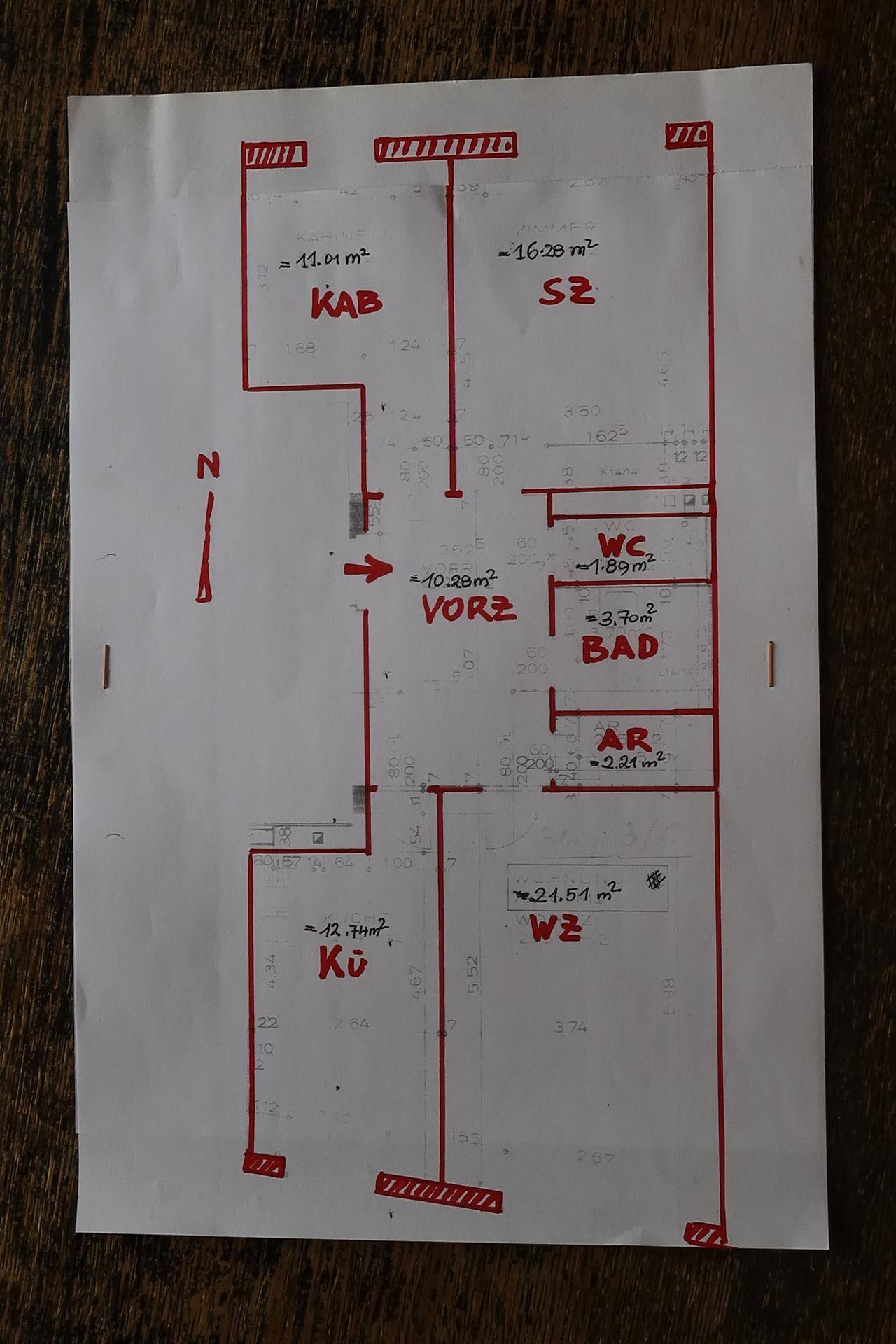 Handgezeichneter Grundriss der Wohnung mit Raumaufteilung und Flächenangaben.