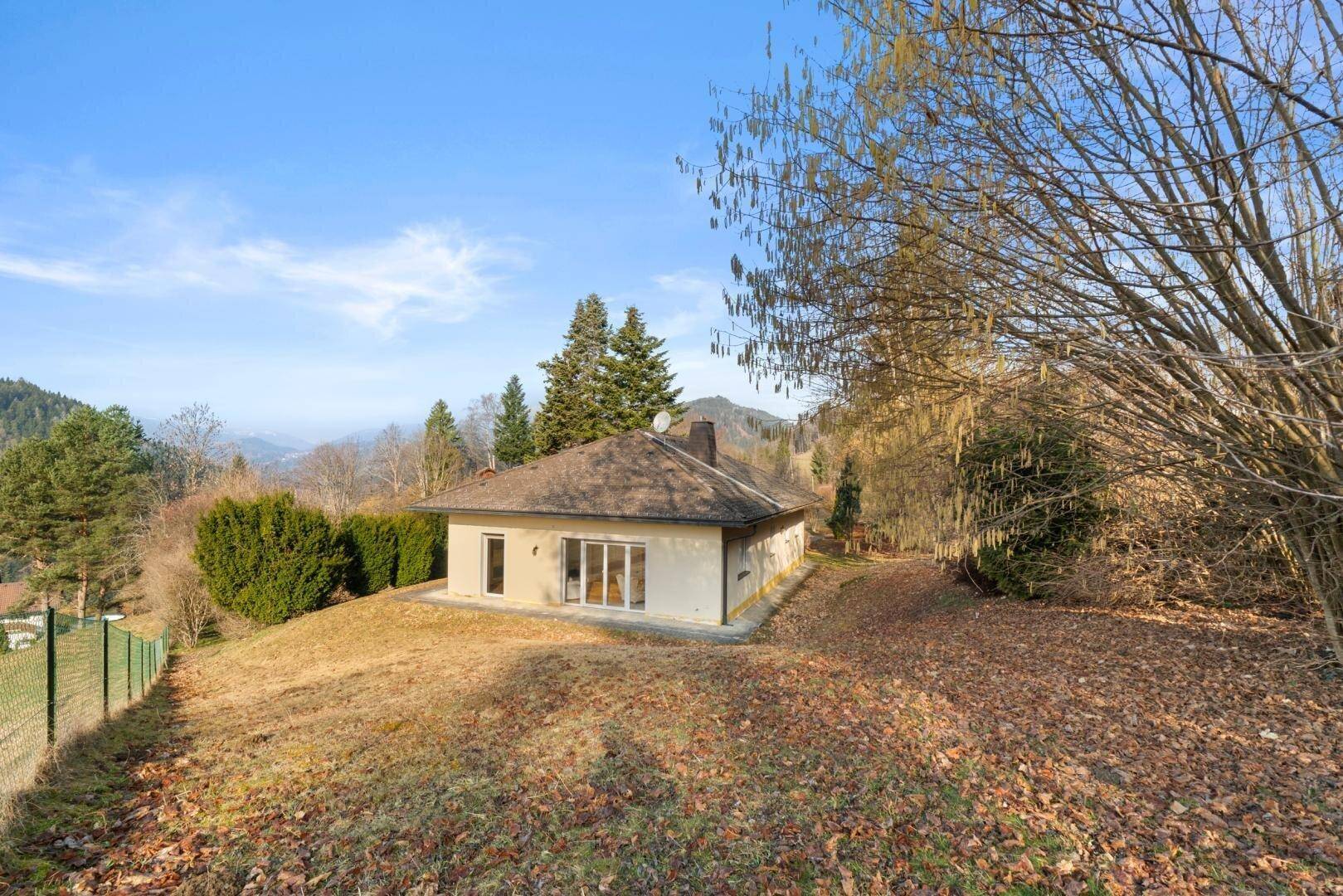 Rückansicht des Hauses mit Gartenbereich und weitem Blick über die Landschaft.