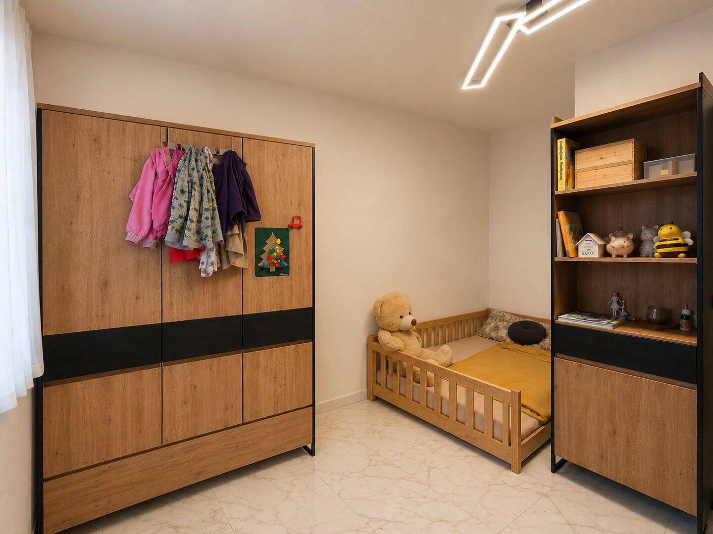 Freundliches Kinderzimmer mit Kinderbett, Kleiderschrank und Regal, ideal für ein Kind.