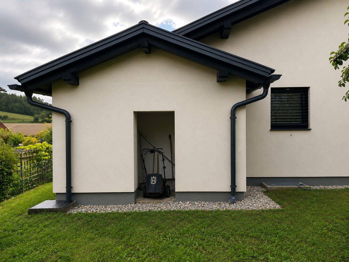Kleiner Geräteschuppen am Haus, ideal zur Aufbewahrung von Gartengeräten und Werkzeugen.