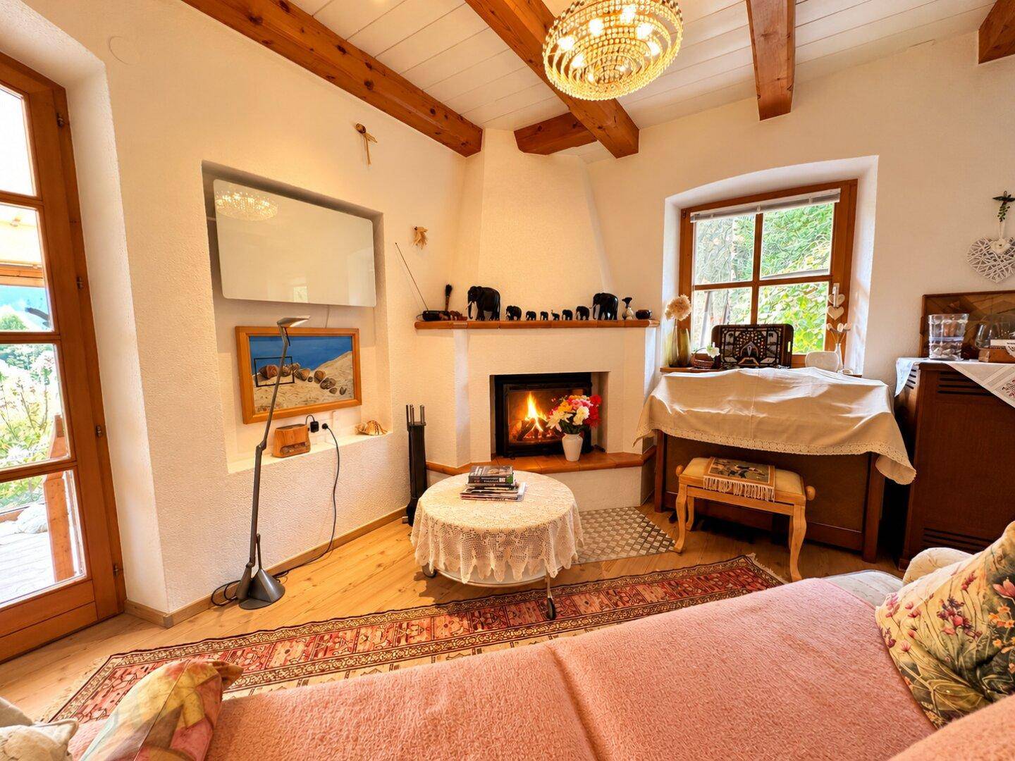 Wohnzimmer mit Kamin