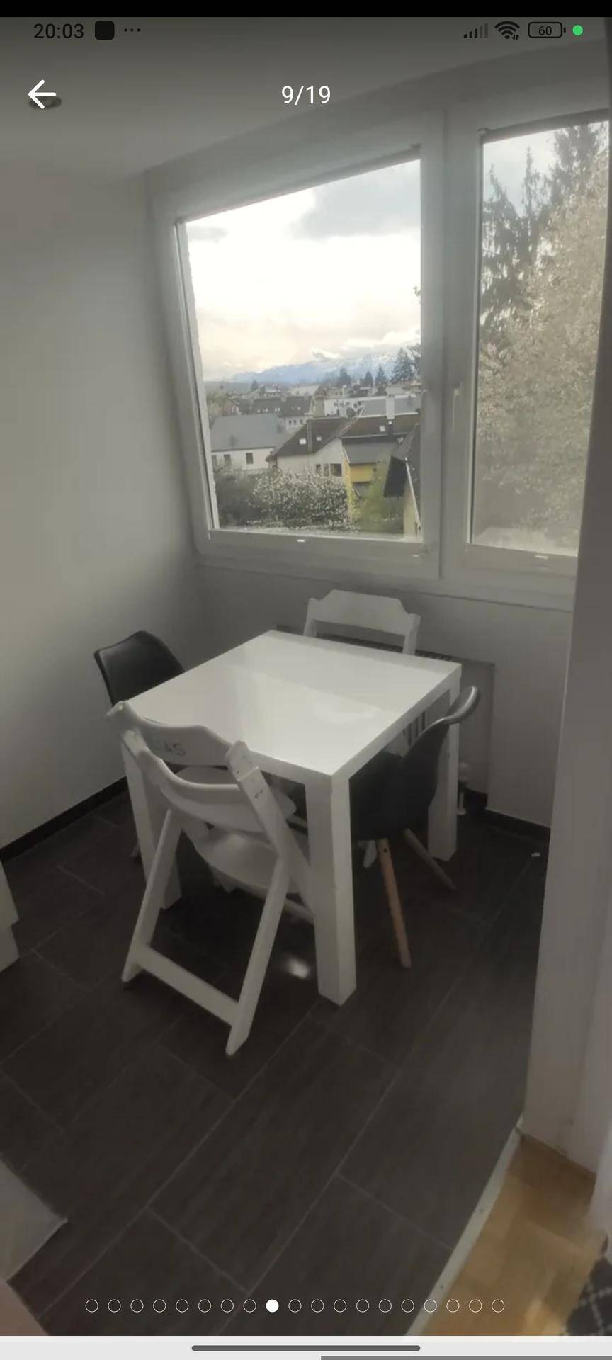 Gemütlicher Essbereich mit weißem Tisch und Stühlen, bietet einen schönen Blick auf die Umgebung.