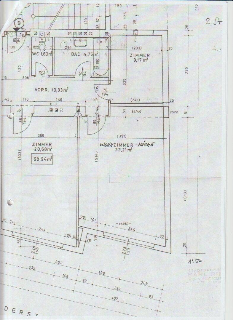 Detaillierter Grundrissplan mit Raumaufteilung für Wohnzimmer, Küche, Bad und WC.
