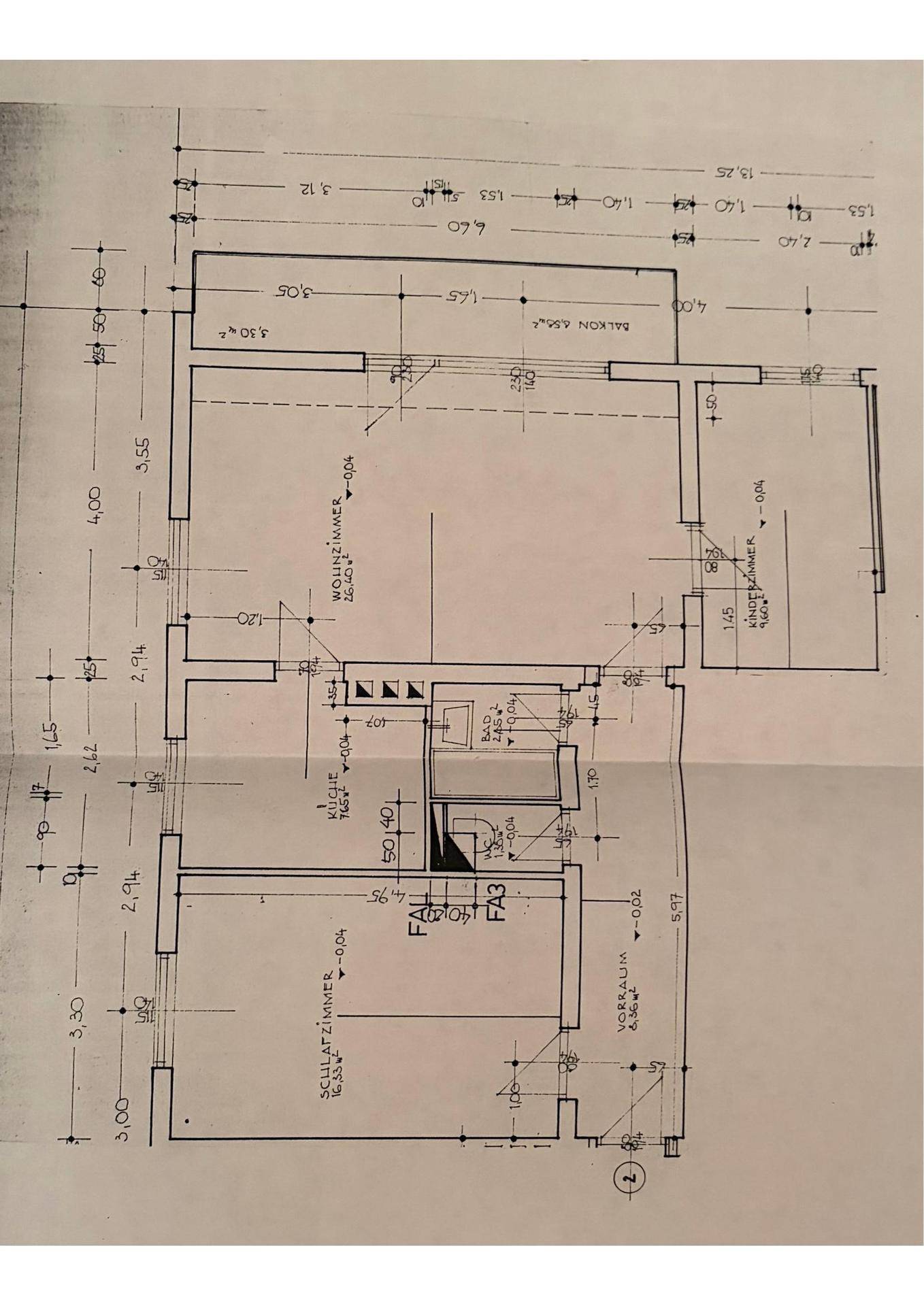 Grundrissplan einer Wohnung mit Wohnzimmer, Schlafzimmer und Balkon.