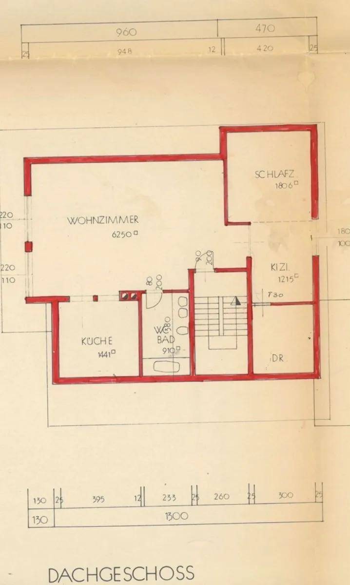 Grundriss des Dachgeschosses mit Wohnzimmer, Küche, Bad und Schlafzimmern.