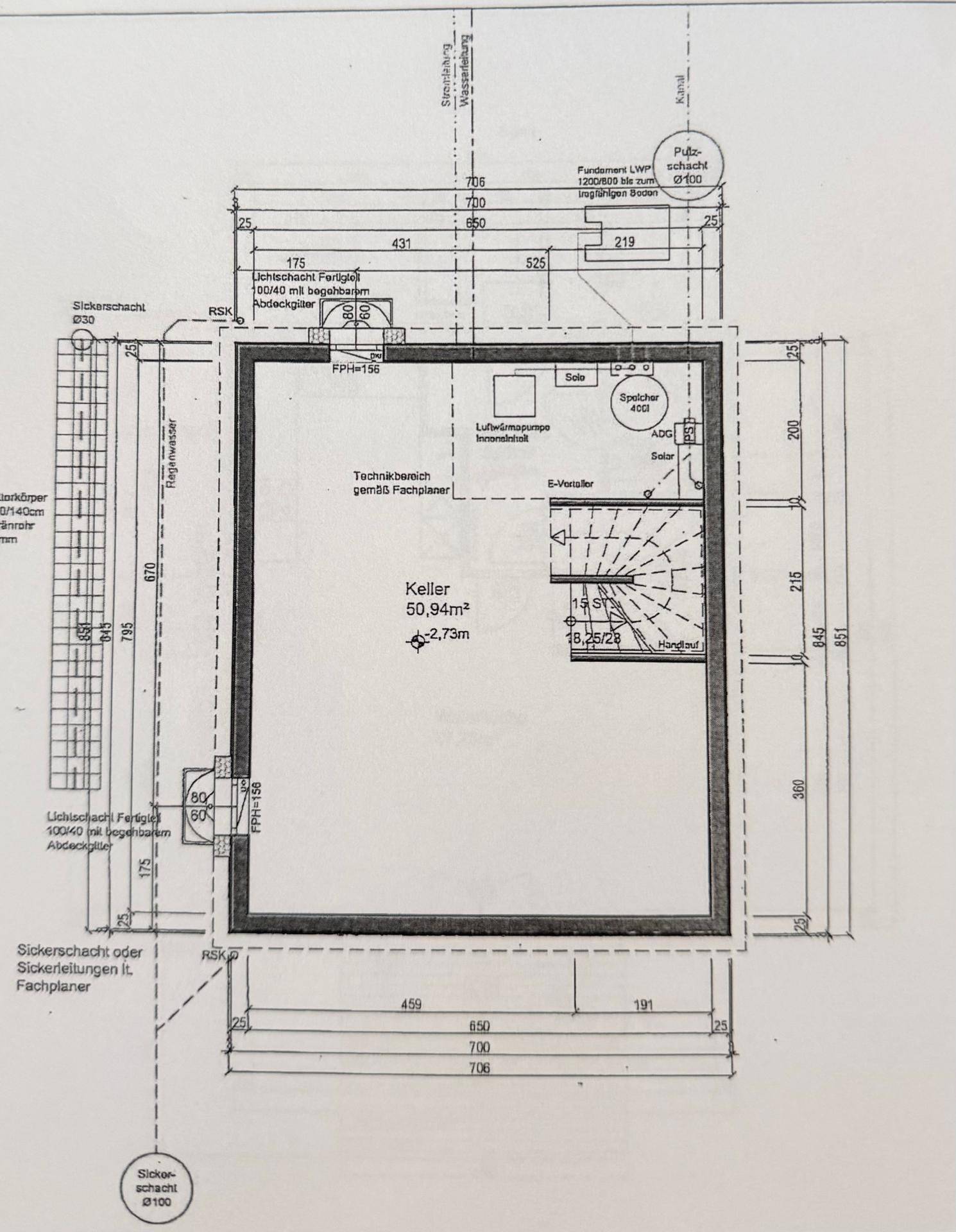 Grundriss des Kellers mit Technikbereich und Treppenzugang, ideal als Stauraum.