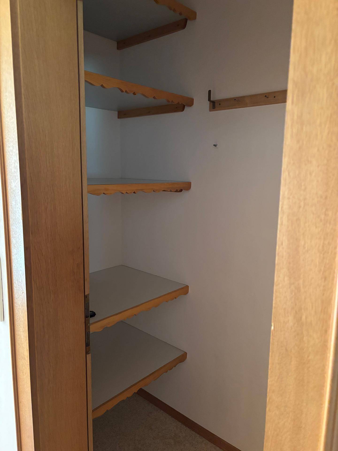 Praktischer Abstellraum mit mehreren Regalböden für zusätzlichen Stauraum im Haushalt.