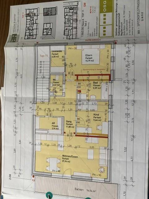 Grundrissplan einer Wohnung mit Wohn-/Essbereich, Schlafzimmern, Bad und Balkon.