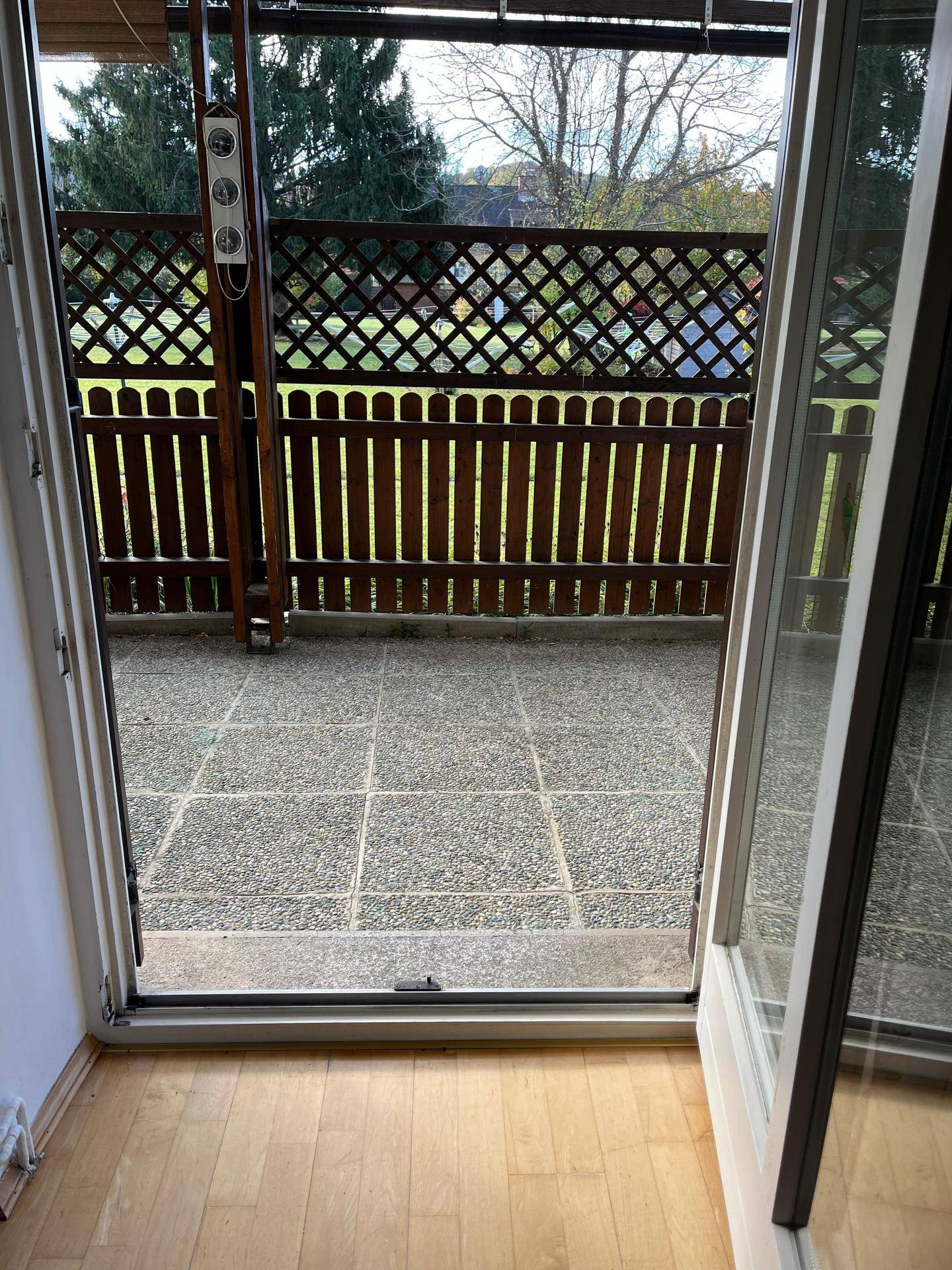 Zugang zur Terrasse mit Steinplatten und Holzzaun.