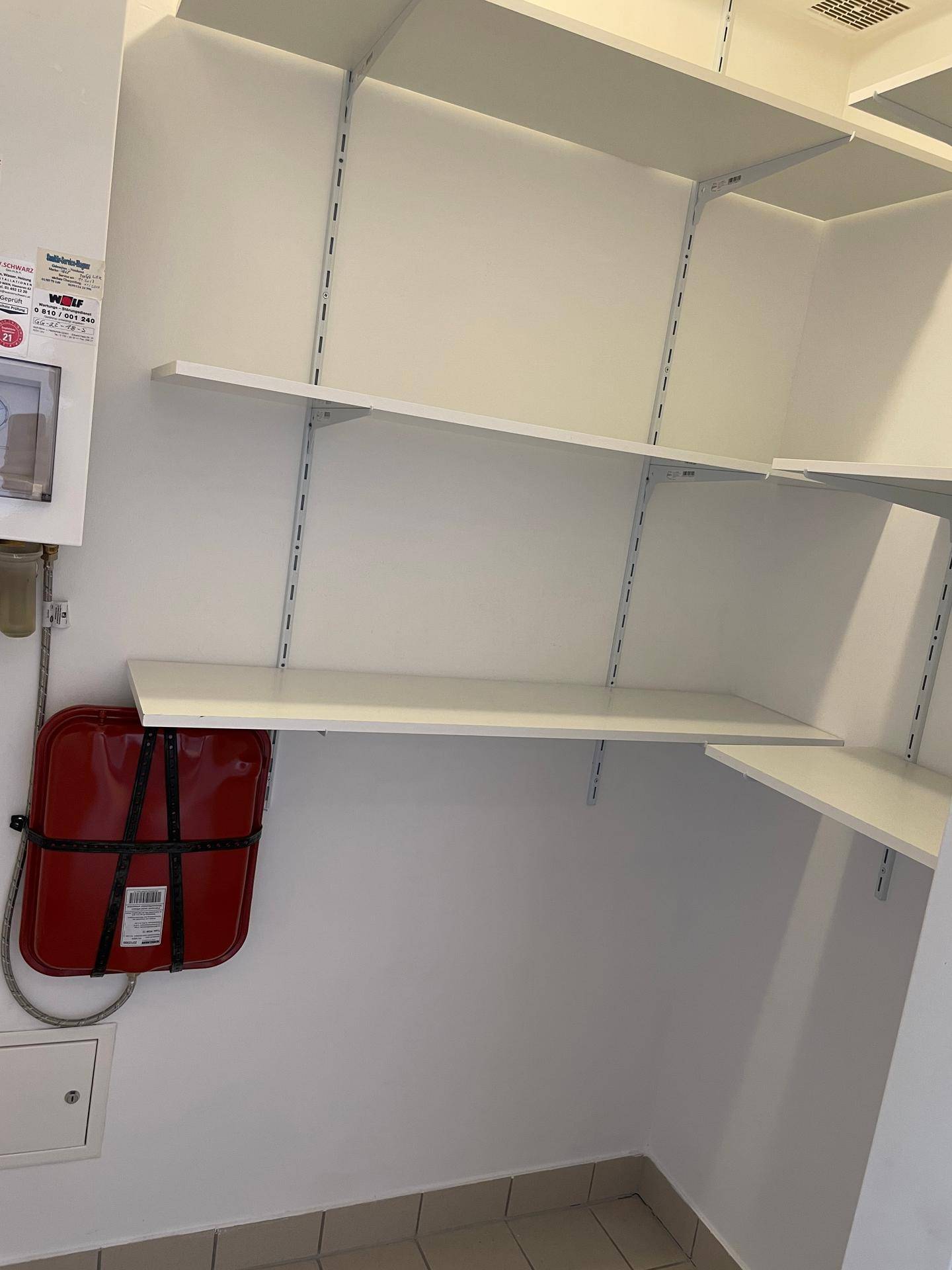 Stauraum mit Regalsystemen und Heizungsanlage für praktische Nutzung.