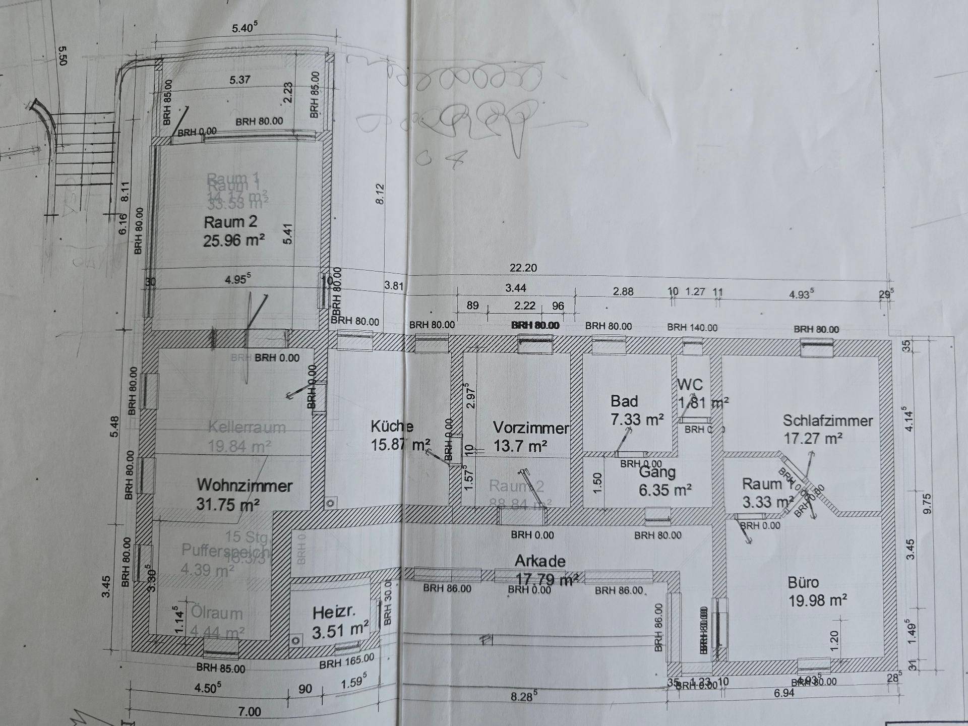Detaillierter Grundriss mit Wohnzimmer, Küche, Bad, WC, Büro und Arkade.