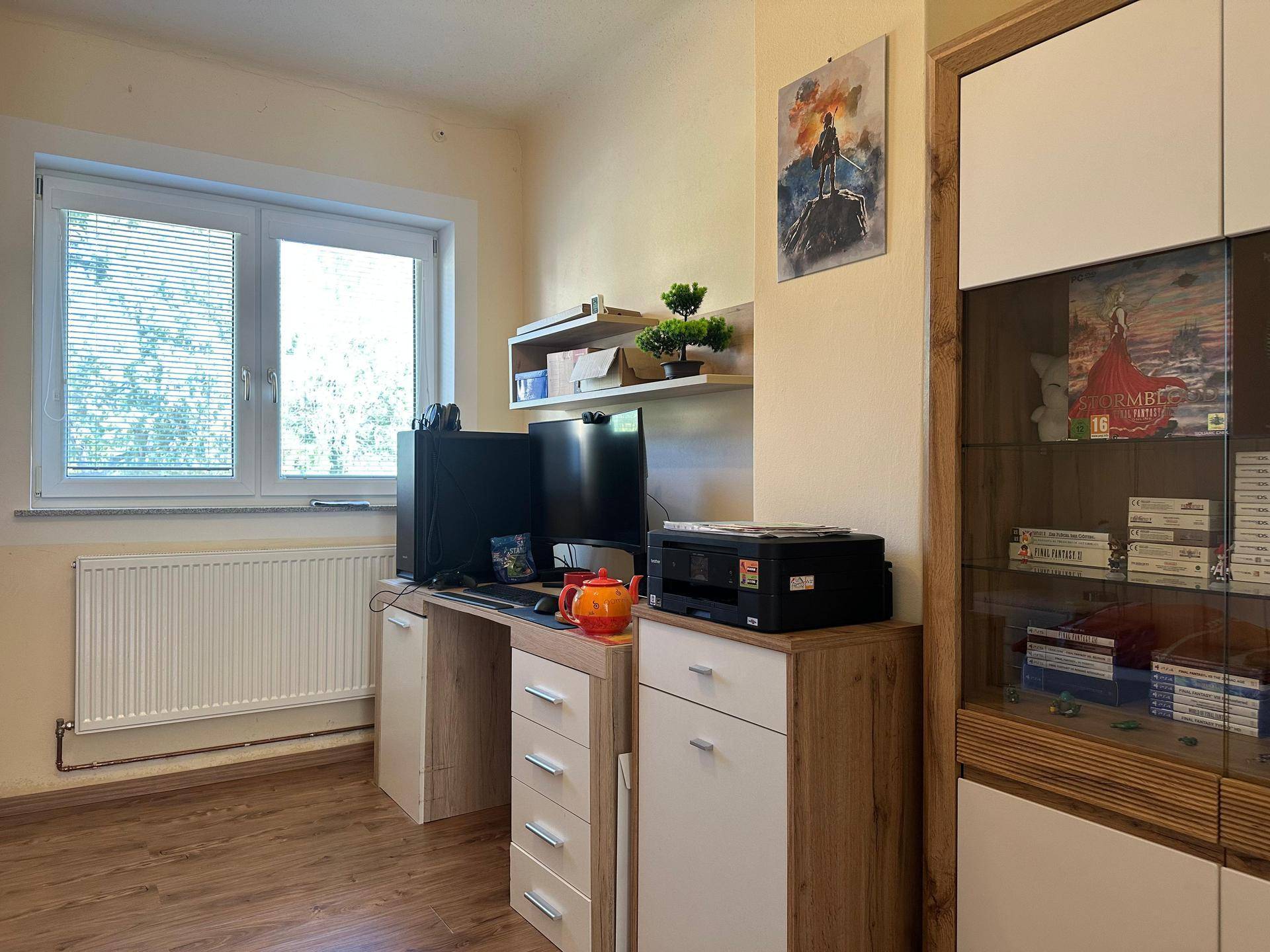 Helles Arbeitszimmer mit Schreibtisch, Computer und Fenster, ideal für Home-Office.